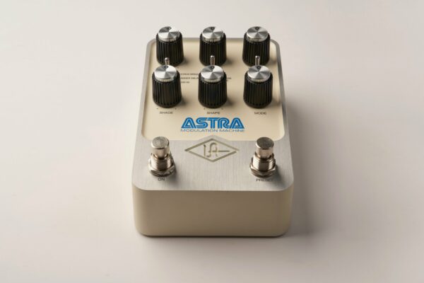 UNIVERSAL AUDIO UAFX Astra Modulation Machine Stereo Effects Pedal - Spedizione Gratuita - Pronta Consegna
