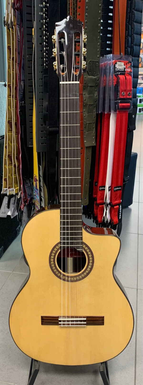MARTINEZ MFG-RS-CE CHITARRA CLASSICA FLAMENCA ELETTRIFICATA SPALLA MANCANTE CON CUSTODIA