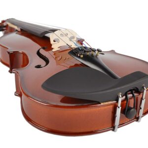 VIOLINO LEONARDO 3/4 NATURAL truttura solida, vernice in nitrocellulosa, tastiera e piroli di colore nero, cordiera con tiracantini integrati, custodia con 2 sedi per gli archetti e un cassetto per gli accessori. Archetto e pece inclusi.