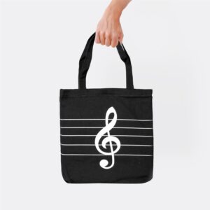 Borsa Nera con Chiave di Violino Ormai non ne possiamo fare a meno…più se ne hanno, meglio è!Le borse in tela sono utilissime in ogni circostanza; comode per fare la spesa oppure per portare libri e quaderni.Resistenti e pratiche, sono adatti per tutti.Modello con manici lunghi, sfondo nero e la stampa di un pentagramma con chiave di violino bianchi.Dimensione 40 x 36 x 9cm