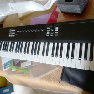 Native instrumens komplete kontrol s61 usata prima serie