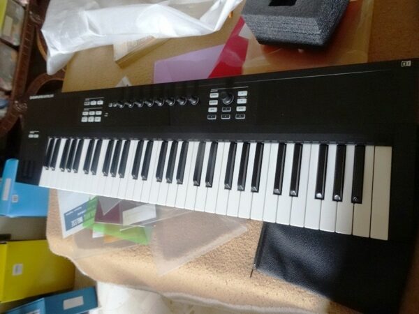Native instrumens komplete kontrol s61 usata prima serie