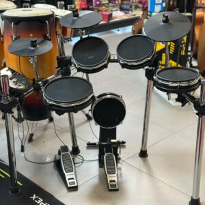 ALESIS SURGE MESH SE KIT BATTERIA ELETTRONICA CON PELLI MESH 8 PEZZI + SEGGIOLINO OCCASIONE USATA IN