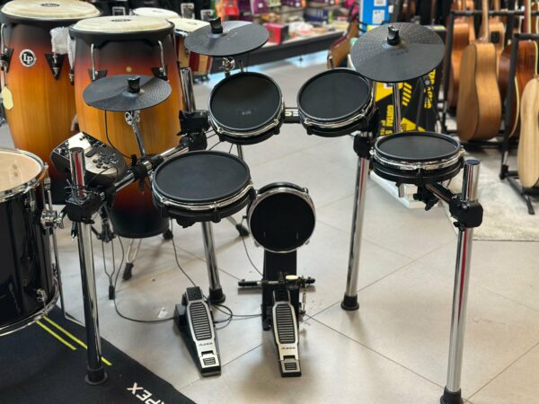 ALESIS SURGE MESH SE KIT BATTERIA ELETTRONICA CON PELLI MESH 8 PEZZI + SEGGIOLINO OCCASIONE USATA IN